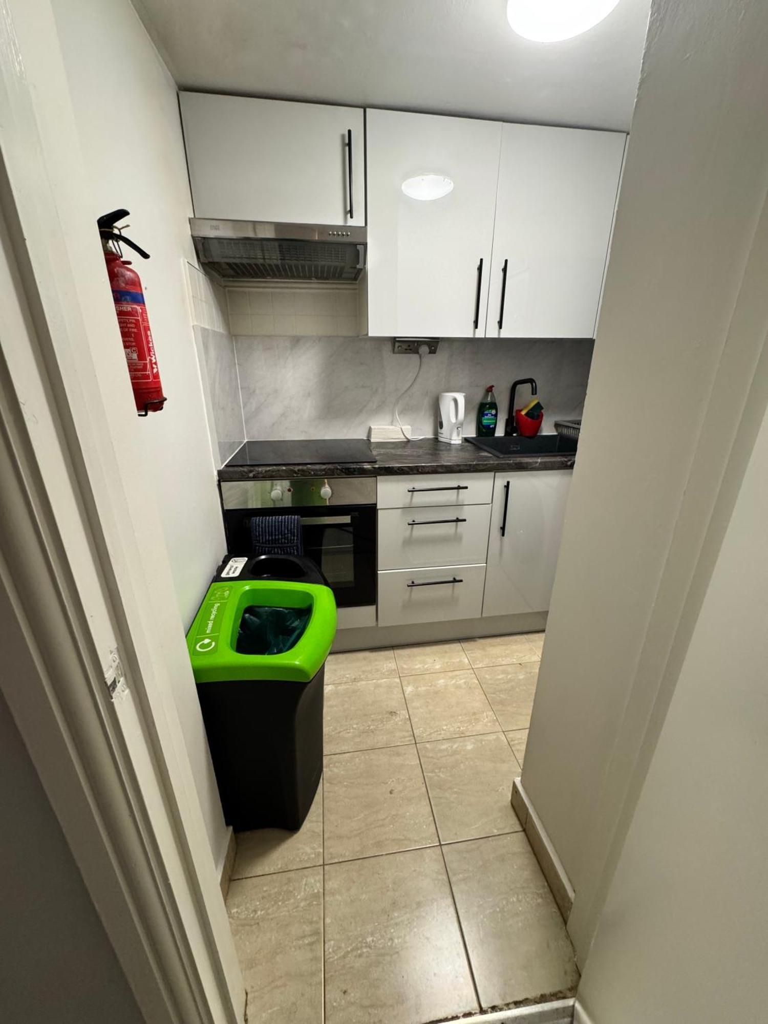 Queensborough Apartment, Apartment